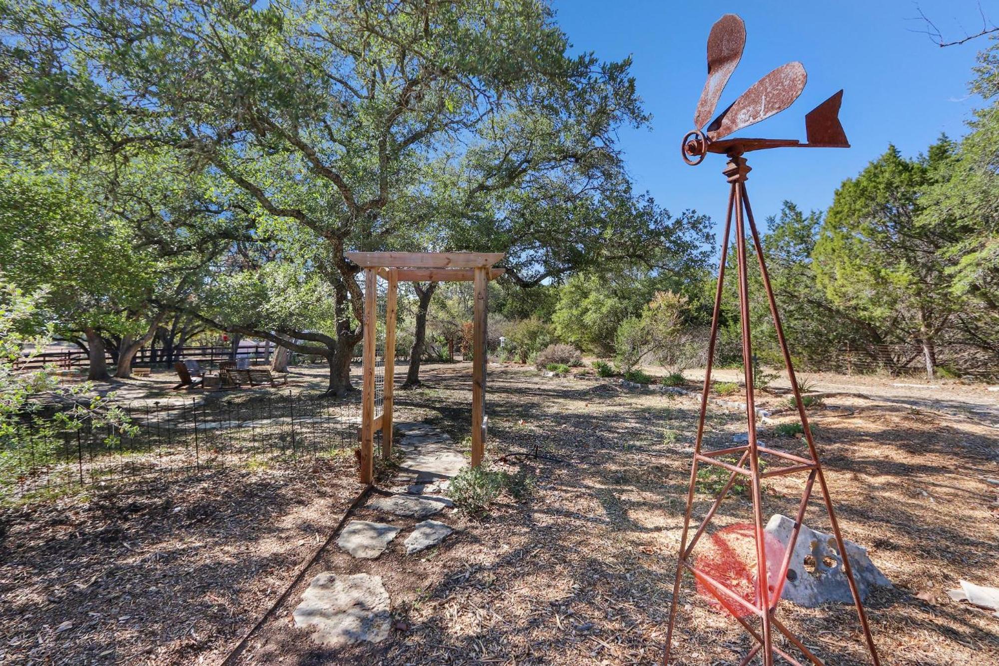 Red Donkey Cottage Wimberley Exteriör bild