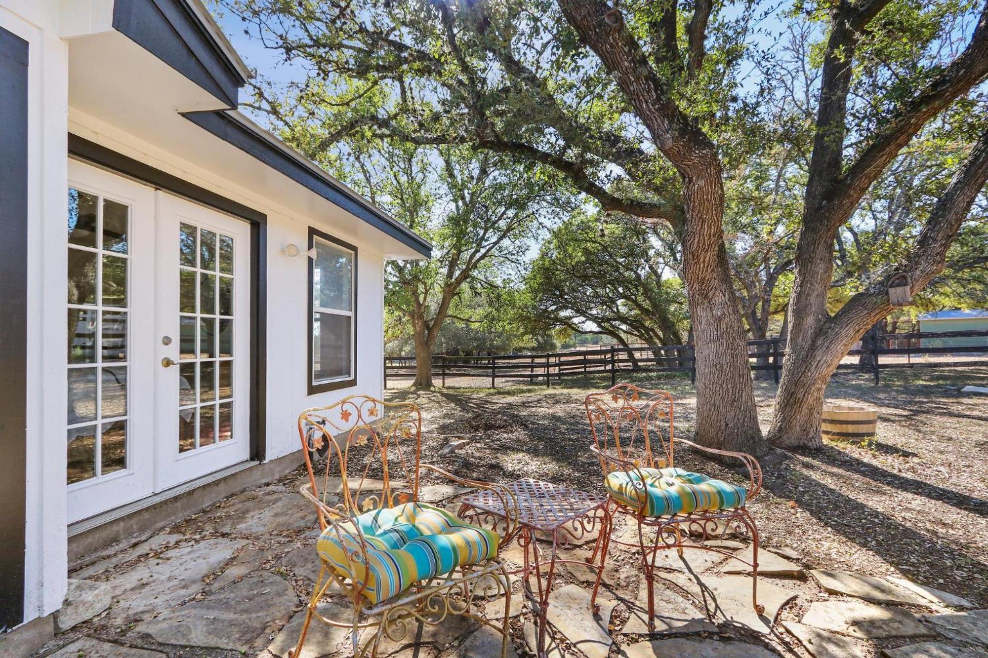 Red Donkey Cottage Wimberley Exteriör bild