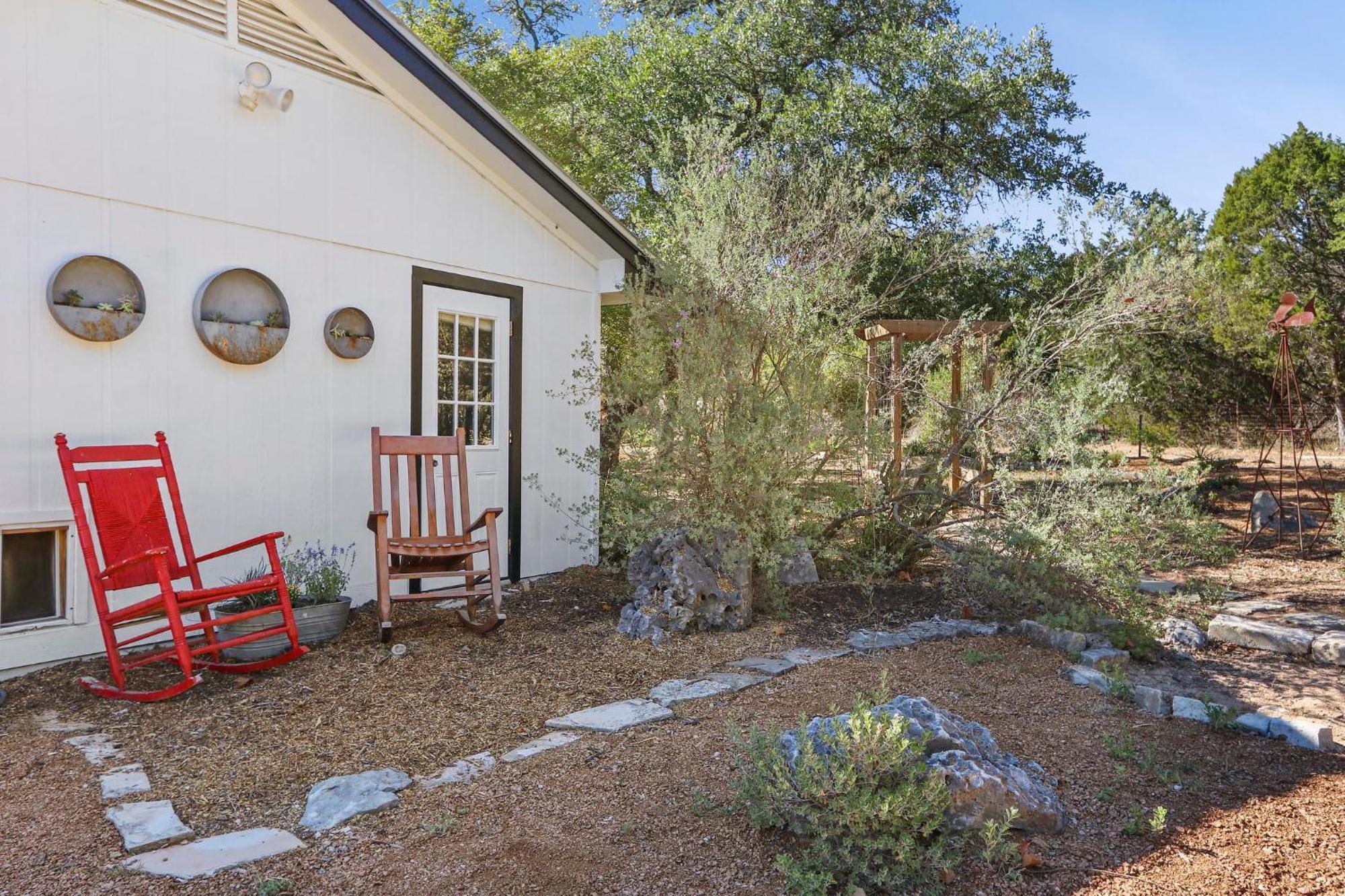 Red Donkey Cottage Wimberley Exteriör bild