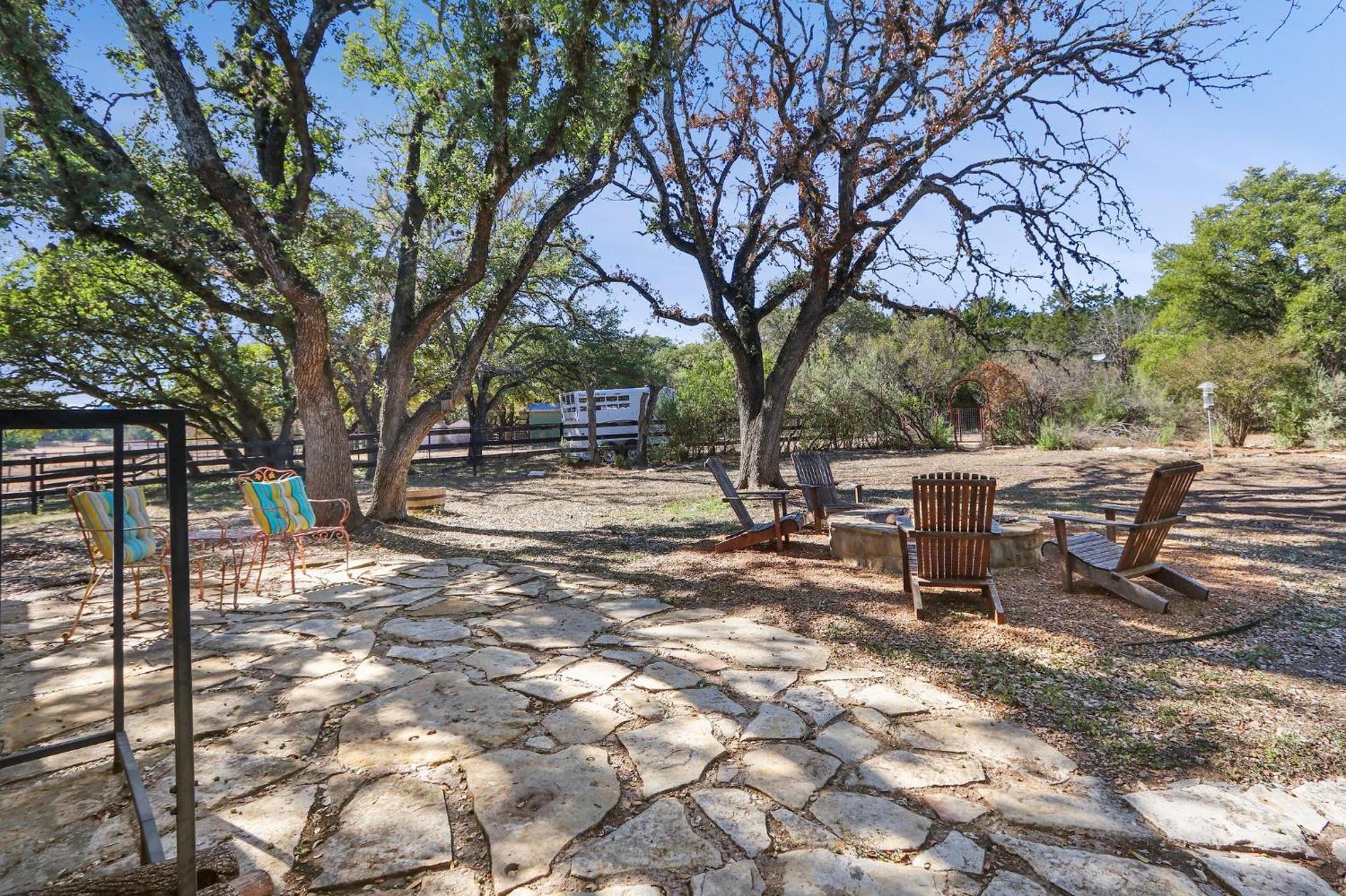 Red Donkey Cottage Wimberley Exteriör bild