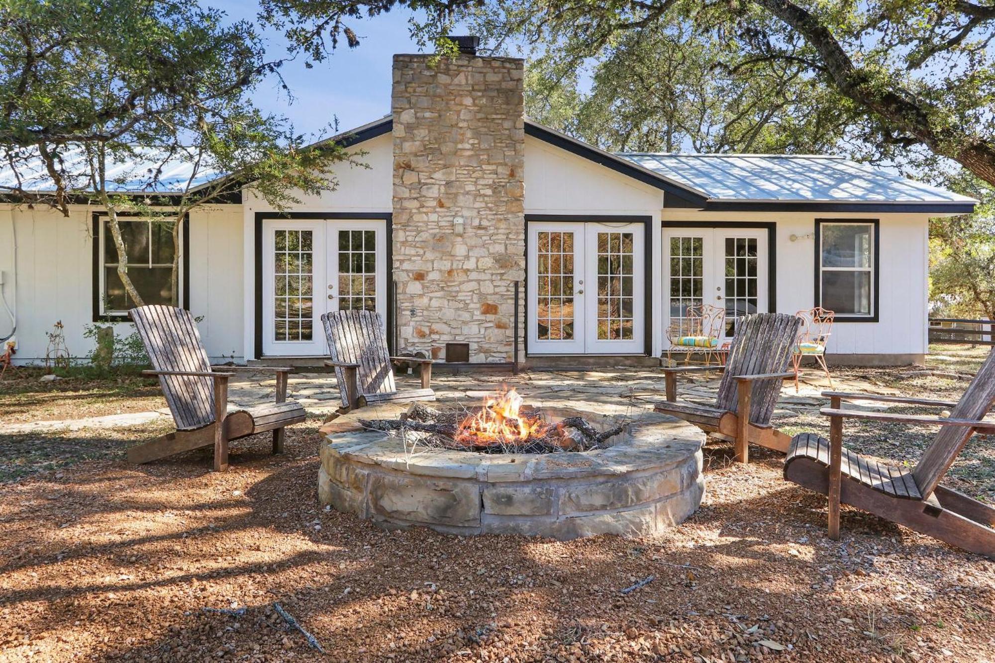 Red Donkey Cottage Wimberley Exteriör bild