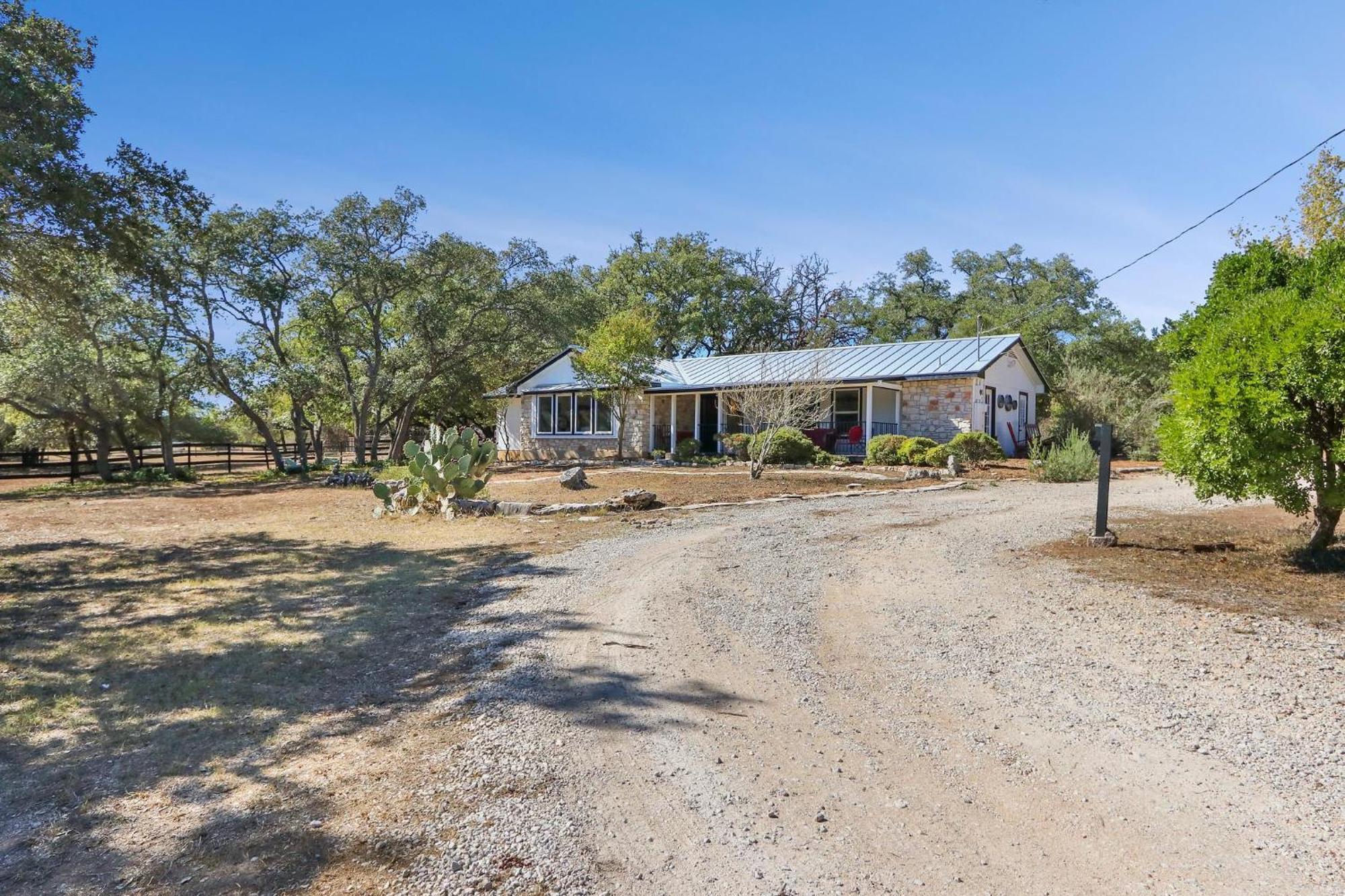 Red Donkey Cottage Wimberley Exteriör bild